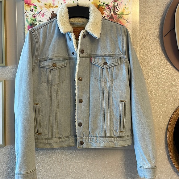Levi's Original Sherpa Trucker Jacket in light wash - Picture 3 of 15